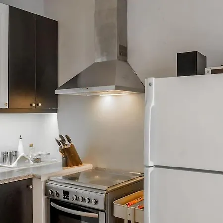 Simplicity And Comfort: In Zografou *