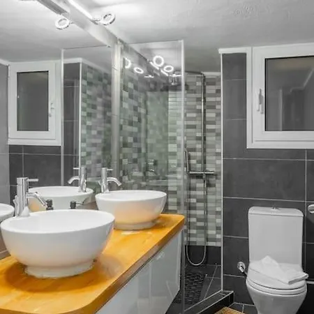 Simplicity And Comfort: In Zografou *