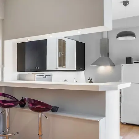 Simplicity And Comfort: In Zografou *