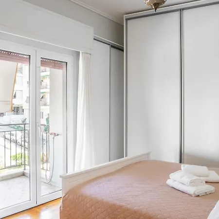 Simplicity And Comfort: In Zografou * アテネ